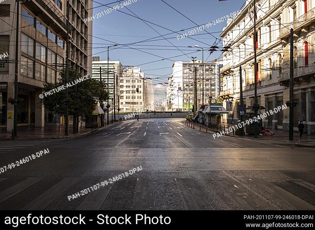 07 November 2020, Greece, Athen: The Omonia Square in the centre of the city is like extinct. Since Saturday, 07.11.2020