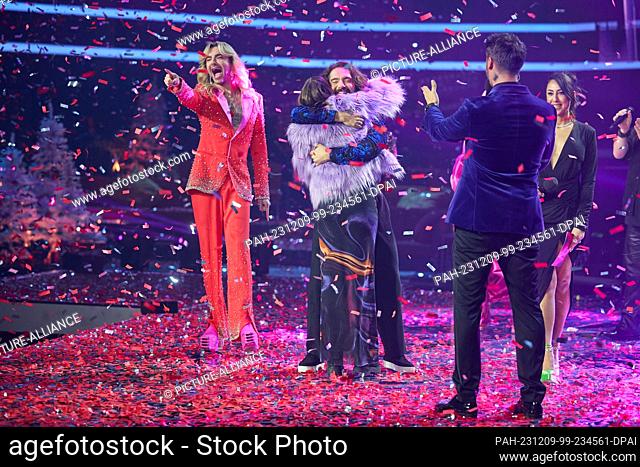 09 December 2023, Berlin: Candidate Malou Lovis Kreyelkamp (2nd from left) wins the final of the Sat.1 show ""Voice of Germany"" and her coaches Bill (l-r) and...