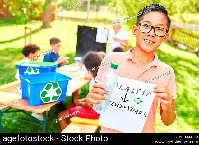 Kind als Aktivist mit Plastikmüll im Ferienlager bei Recycling und Ökologie Projekt