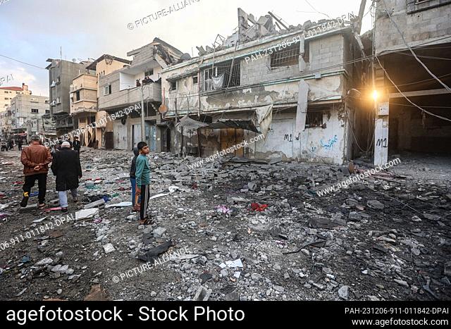06 December 2023, Palestinian Territories, Khan Younis: Palestinians inspect the destruction following an Israeli air strike on Al-Amal neighbourhood in Khan...