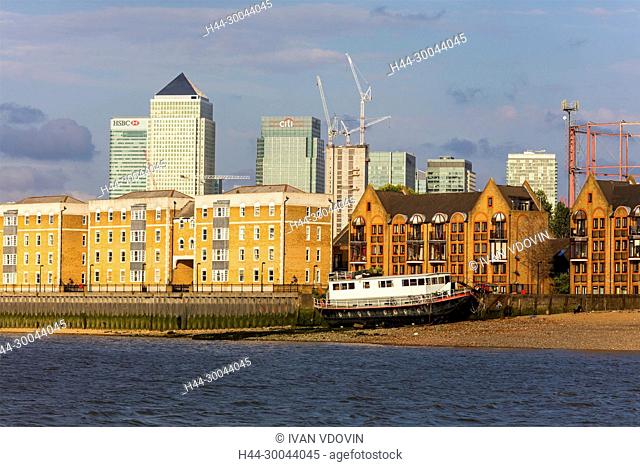 Canary wharf, Thames riverbank, London, England, UK