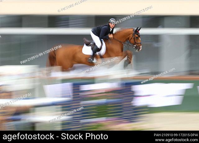10 September 2021, Lower Saxony, Hagen A.T.W.: Equestrian sport: Show jumping, CSI3*. The show jumper Ansgar Holtgers Jr (USA) rides on Chanyon