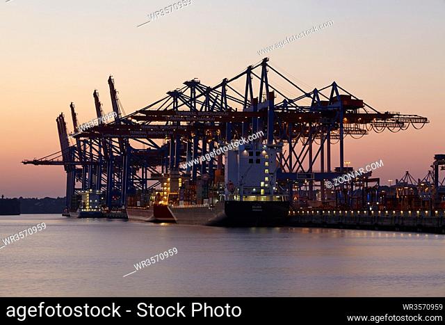 Das Containerschiff MS Eilbek wird am Terminal Burchardkai im Tiefwasserhafen Hamburg Waltershof am Abend des 22. August 2015 be- und entladen