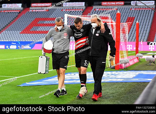 Marcel SOBOTTKA, injury, injured, is being treated, is being replaced, with doctors, limping from the pitch, fat foot Sport: Soccer: 1