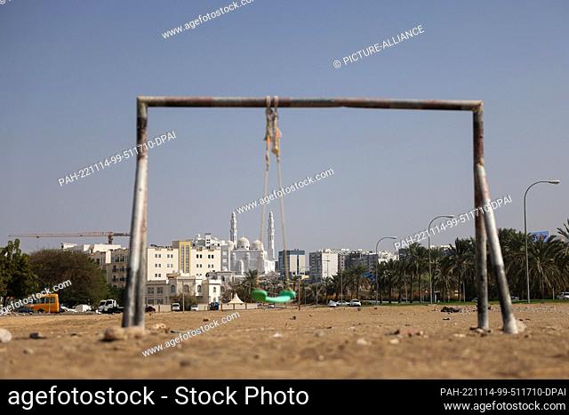 14 November 2022, Oman, Maskat: A soccer goal stands on a sandy pitch near the Sultan Qabus Sports Center in Muscat. The German national soccer team will...