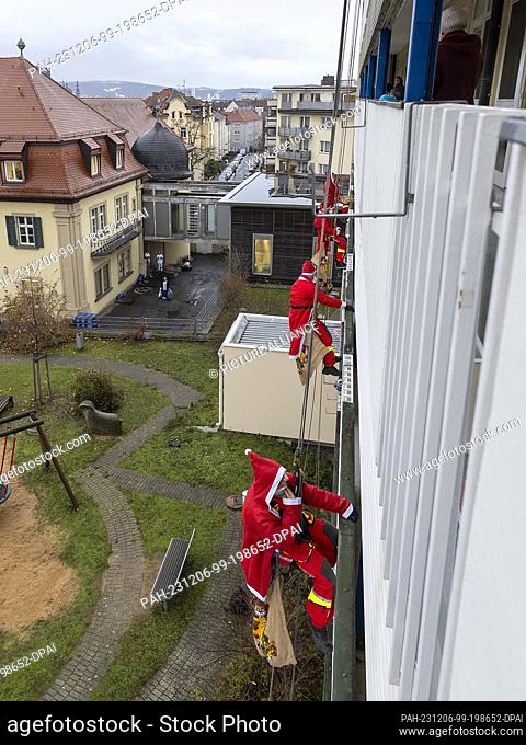 06 December 2023, Bavaria, Würzburg: During the Würzburg Fire Department's Santa Claus campaign at the Children's Hospital of the University Hospital of...