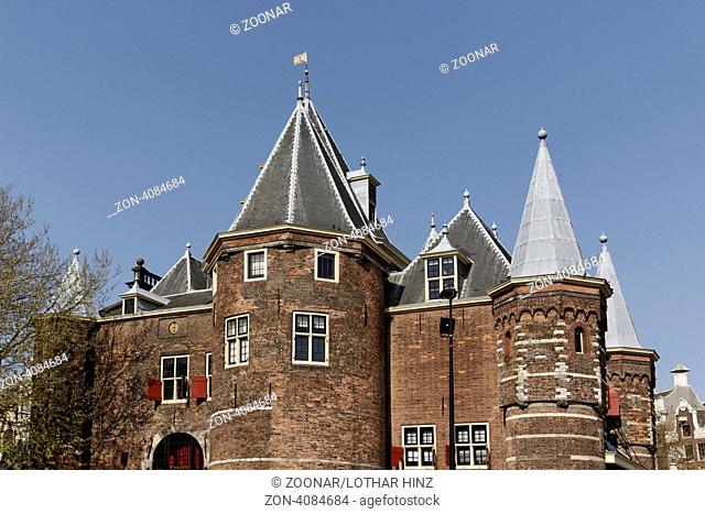 Amsterdam, De Waag, historisches Gebäude erbaut 1458 - Amsterdam, the Waag weighhouse was built in 1458 is the oldest remaining non-religious buliding in...