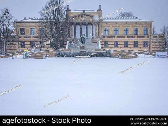 05 December 2023, Mecklenburg-Western Pomerania, Schwerin: The main building of the Staatliches Museum am Alten Garten during snowfall