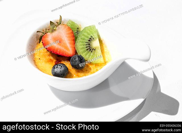 cream brulee with strawberry and kiwi