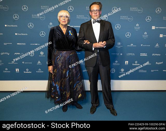 29 April 2022, Berlin: Claudia Roth and Konstantin von Notz (both Bündnis 90/Die Grünen) come to the 69th Federal Press Ball at the Hotel Adlon