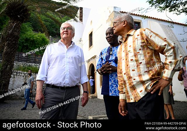 04 October 2023, Cape Verde, Cidade Velha: German President Frank-Walter Steinmeier (l) and José Maria Pereira Neves (r), President of Cape Verde