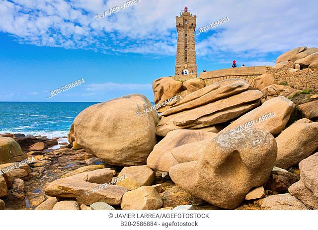 Mean Ruz Lighthouse, Giant rocks at the Côte de Granit Rose, Pink Granite Coast, Ploumanac'h, Perros-Guirec, Bretagne, Brittany, France