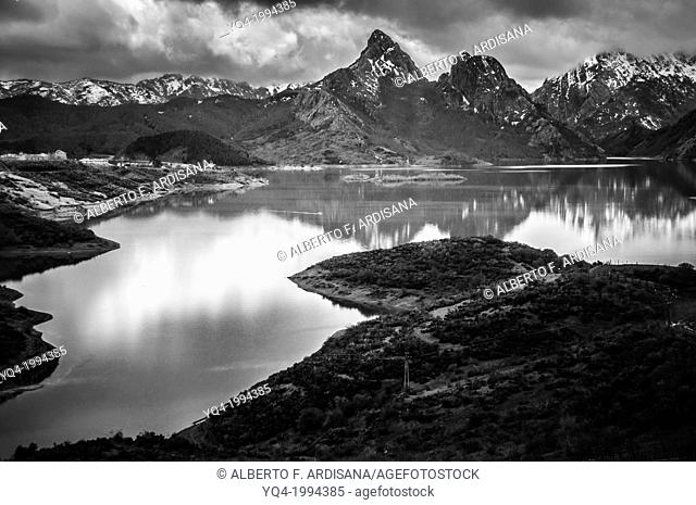 Black and white image of Riaño Lake.León, Spain