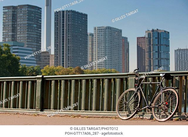 Paris, Pont de Bir Hakeim (bridge), bridge bodyguard, bicycle, bike, tower of Beaugrenelle in the background, Seine riverfront, Photo Gilles Targat