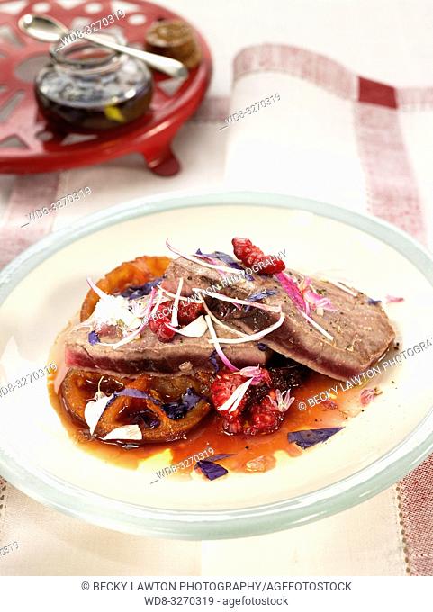 lomo de atun con violetas, tomate, frambuesas y confitura de violetas