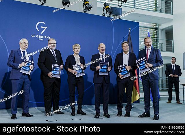 (LR) Michael Vassiliadis, Chairman of the Mining, Chemical and Energy Industry Union (IG BCE), Siegfried Russwurm, President of the Federation of German...