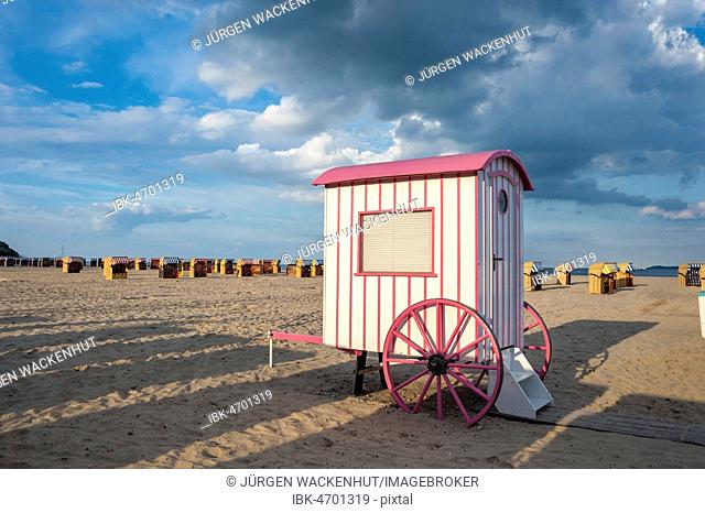 Historic bathing cart, changing room at the sandy beach, Travemünde, Baltic Sea, Schleswig-Holstein, Germany