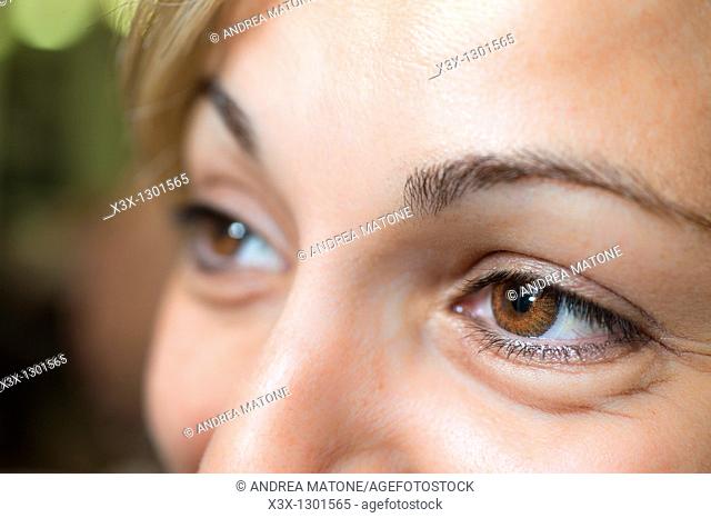 Woman wearing brown contact lenses