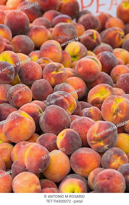 Peaches at farmer's market