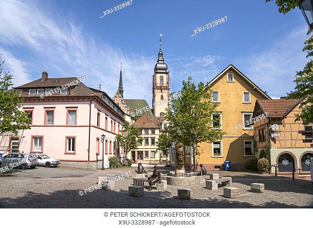 Stadtansicht mit Schlossbrunnen und Stadtkirche St. Martin, Tauberbischofsheim, Main-Tauber-Kreis, Baden-Württemberg, Deutschland | city view with...