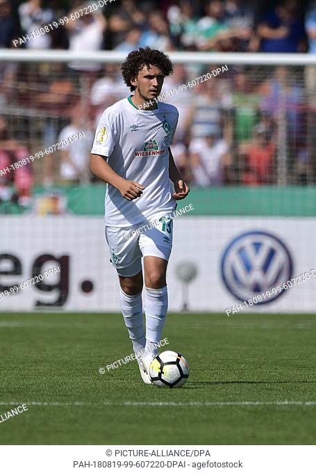 18 August 2018, Germany, Worms: Football, DFB Cup, 1st round, Wormatia Worms vs Werder Bremen at the EEA Arena. Milos Veljkovic from Bremen