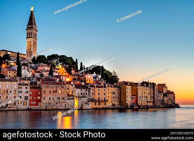 Die schöne Altstadt von Rovinj in Kroatien nach Sonnenuntergang
