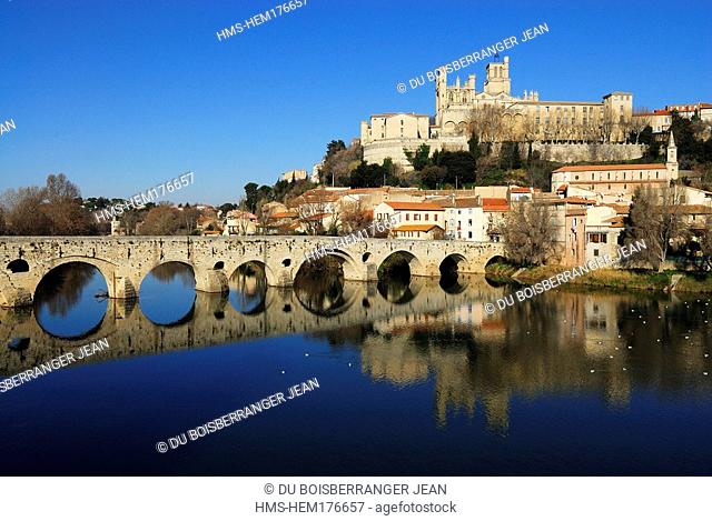 France, Herault, Beziers, Saint Nazaire cathedral and the Old Bridge