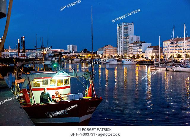 TRAWLER AT THE DOCK OF THE FISHING PORT OF SABLES-D'OLONNE (85), FRANCE