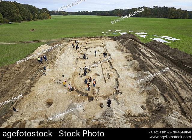 01 November 2023, Brandenburg, Seddin: Monumental ground plan of the assembly hall of ""King Hinz"" - seen during excavations of a settlement near the ""King's...