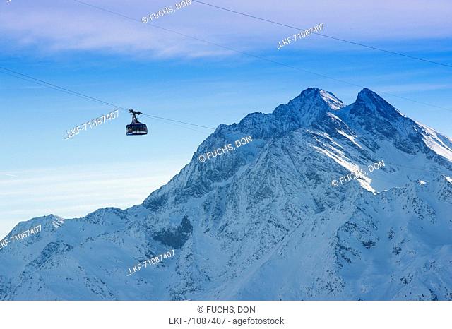 The gondola of the Valluga Cable Car befor the Wei?schrofenspitze