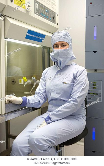 Biological safety cabinet. Production room, grade B. Clean room. Laboratory, Fundación Inbiomed, Genetrix Group. Center for research in stem cells and...