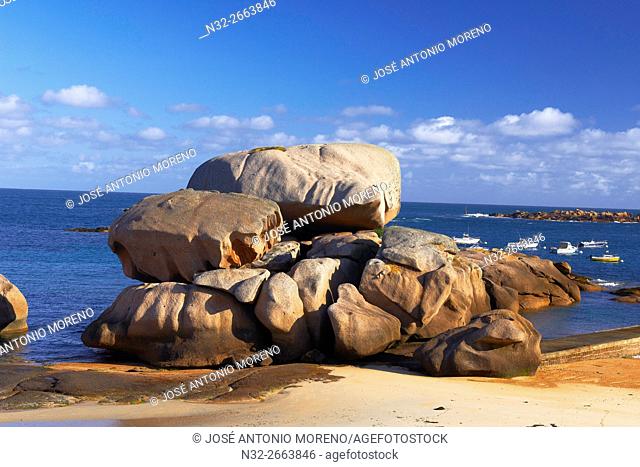 Tregastel, Rock formations, Pink granite coast, Cote de Granit Rose, Cotes d'Armor, Côtes-d'Armor, Perros-Guirec Comune , Lannion District, Bretagne, Brttany