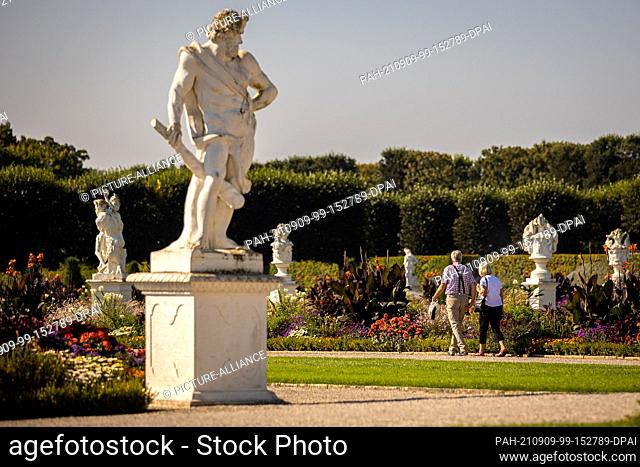 09 September 2021, Lower Saxony, Hanover: Visitors walk through the Herrenhäuser Gardens in sunny weather. The Corona pandemic and climate change are causing...