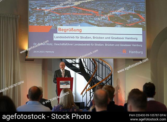 29 April 2022, Hamburg: Stefan Klotz, Managing Director of the Hamburg State Office for Roads, Bridges and Waterways, speaks to participants at the technical...