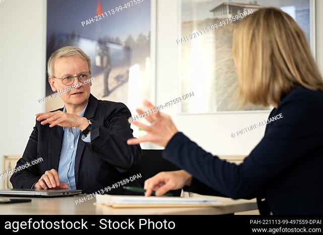 PRODUCTION - 10 November 2022, Hessen, Offenbach am Main: Renate Hagedorn (l), member of the Executive Board of the German Meteorological Service (DWD) and...