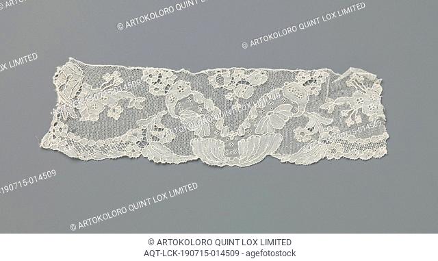 Strip lace with V-shaped pattern above folded shell, Strip of natural colored needle lace: Burano lace. The symmetrical pattern consists of a V-shaped pattern...