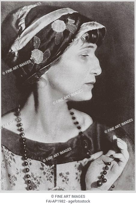 Portrait of the Poetess Anna Akhmatova (1889-1966). Nappelbaum, Moisei Solomonovich (1869-1958). Photochrom. 1924. Russian State Archive of Literature and Art