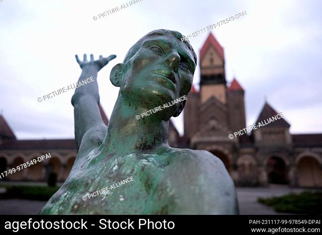 16 November 2023, Saxony, Leipzig: Bronze sculpture by Walter Arnold at the South Cemetery. The dead are commemorated in Germany on Volkstrauertag (19