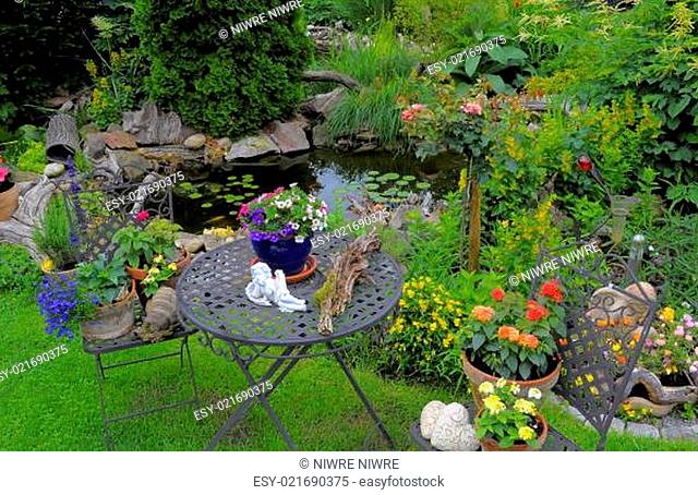 Gartentisch und Gartenstühle