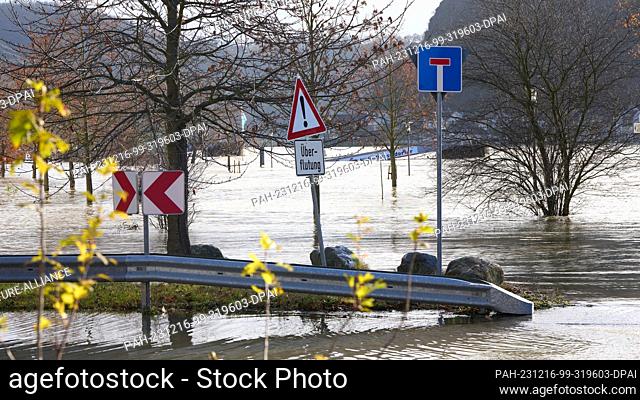 16 December 2023, Rhineland-Palatinate, St.Goarshausen: In St. Goarshausen, a riverside road is flooded. The peak of the flood is expected on the Middle Rhine...