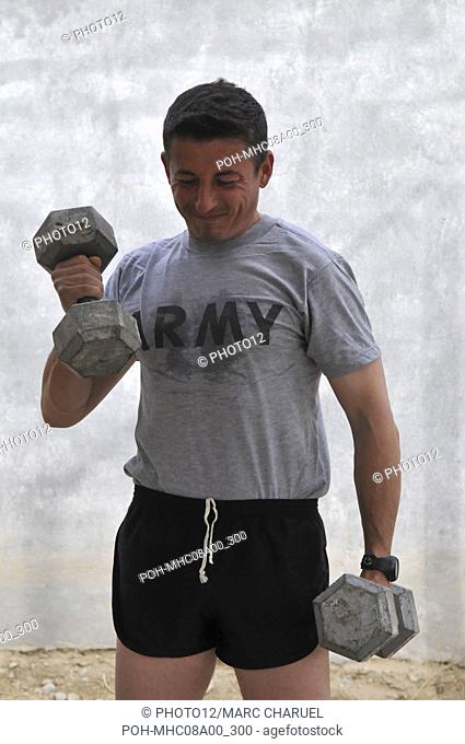 Afghanistan. Morales-Frazier. Novembre 2008. Soldats francais du 8eme RPIMa au cours d'une seance de bodybuilding dans la FOB (Forward Operating Base)...