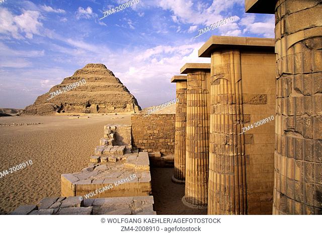 EGYPT, NEAR CAIRO, SAKKARA, STEP PYRAMID, 2686 BC, OLDEST STONE STRUCTURE IN WORLD