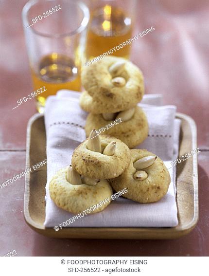 Almond biscuits with amaretto (2)