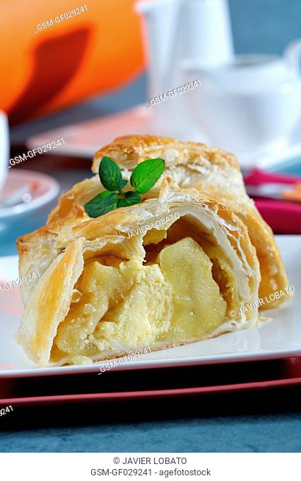 Apples filled with cream and wrapped with puff pastry cut