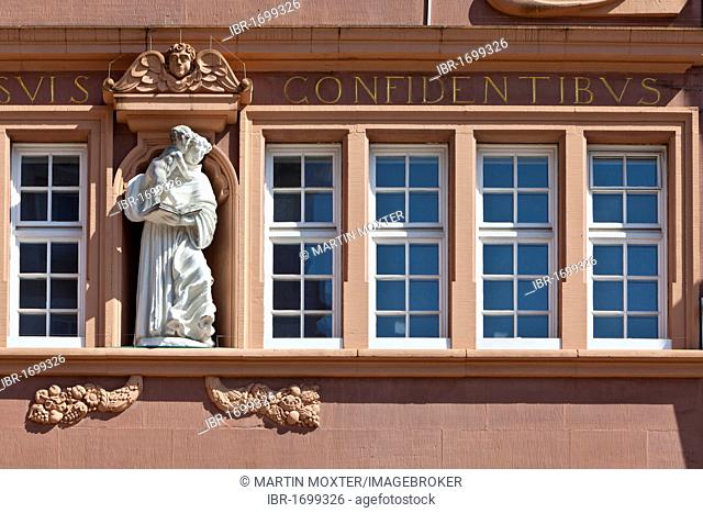 Figure, facade decoration, Rotes Haus, Red House on Hauptmarkt square, Trier, Rhineland-Palatinate, Germany, Europe