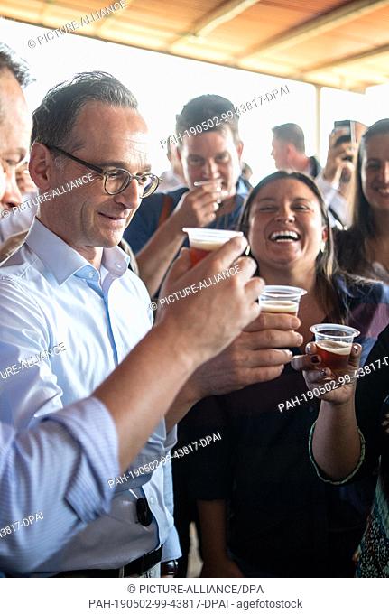01 May 2019, Colombia, Icononzo: Heiko Maas (l, SPD), Foreign Minister of the Federal Republic of Germany, visits a brewery in the reintegration camp (ECTR) of...