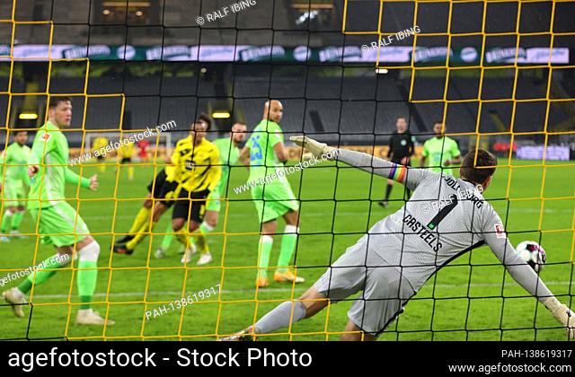 firo: 03.01.2021, Soccer: Soccer: 1st Bundesliga, season 2020/21 BVB, Borussia Dortmund - VfL Wolfsburg Manuel Akanji, heads, that, goal, to, 1: 0, in
