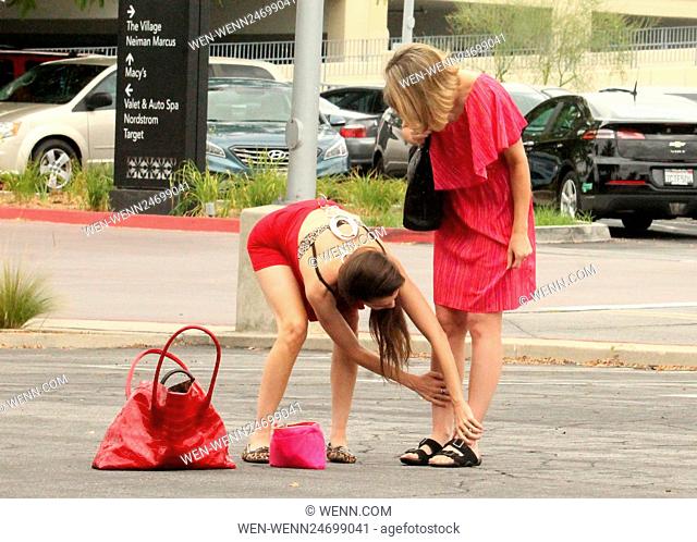 Actrices Alicia Arden y Rena Riffel paran en un estacionamiento para probar nuevas lociones de piel compradas durante su viaje de compras a Westfield Topanga en...