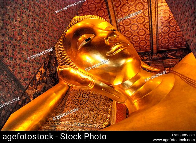 The golden statue and the colors of the Temple
