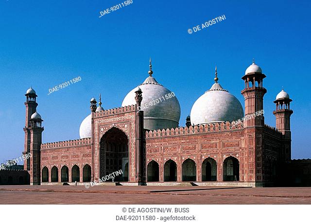 Badshahi Mosque or the Royal Mosque (1674), decorated with white marble and red stone, Lahore, Punjab, Pakistan